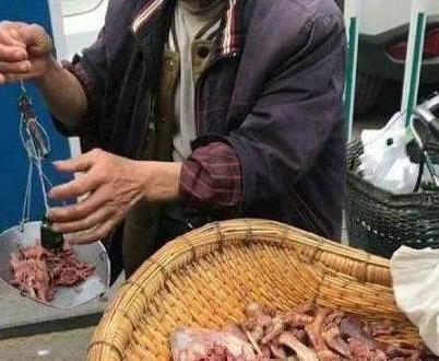 []大爷骑自行车卖小吃，一斤50元，不到1小时卖完，路人见了都眼红