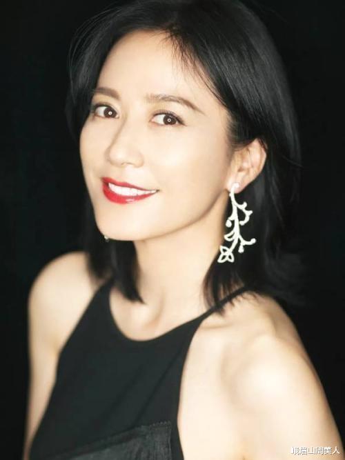 发型|?女人过了50就别再留“黑长直”了，试试这4种发型，阿姨变回姐姐