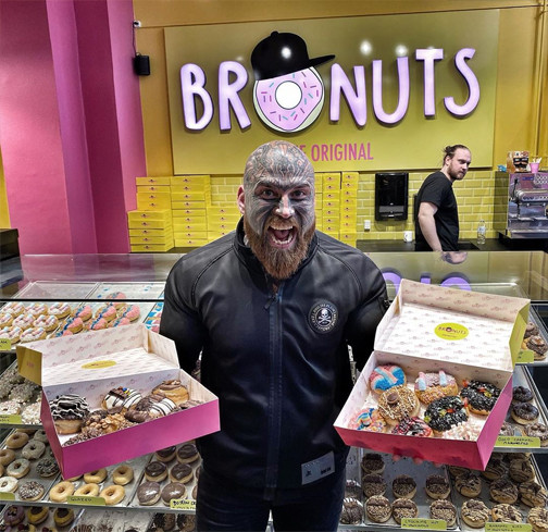 健身|体重120公斤，肌肉爆表，纹身更夸张，即便是脸上都布满了纹身