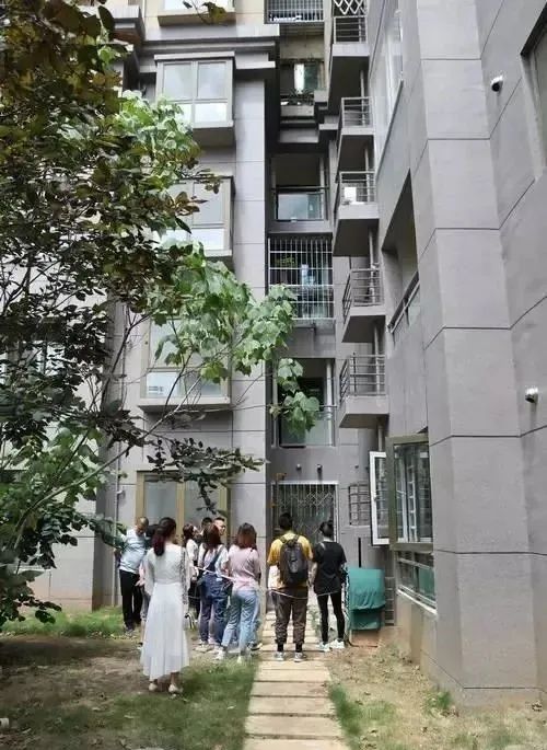 『』10岁男孩7楼扔灭火器砸死邻居......判了!