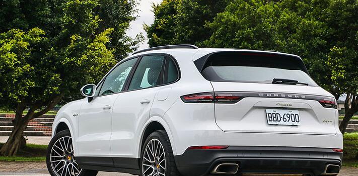 「保时捷卡宴」全新保时捷卡宴来了!矩阵大灯+科幻内饰,加速比宝马X6还凌厉!