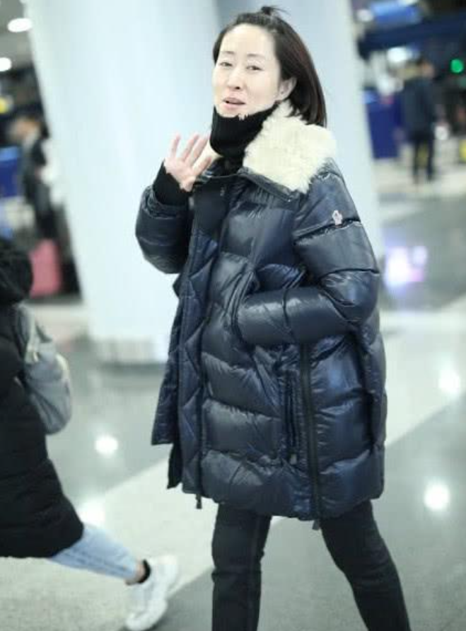 刘敏涛|真服了刘敏涛，那么短的头发还冲头扎个小啾啾，45岁素颜也显嫩