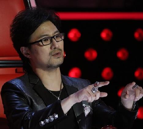 汪峰|5年前惨被汪峰淘汰，现在却和他同坐导师椅，真的是实力“打脸”汪峰