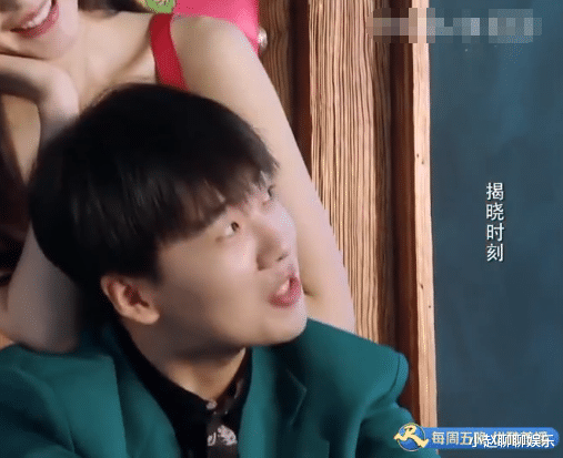 张天爱|张天爱整个身体压在郭麒麟身上,谁注意到郭麒麟的反应了,网友:反应太快了!