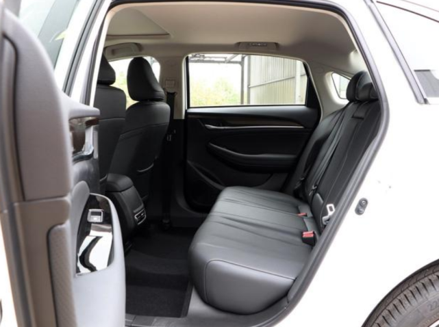 #本田雅阁#10.88万就买4.9米B级车，还不香？顶配17万，造型比雅阁还帅