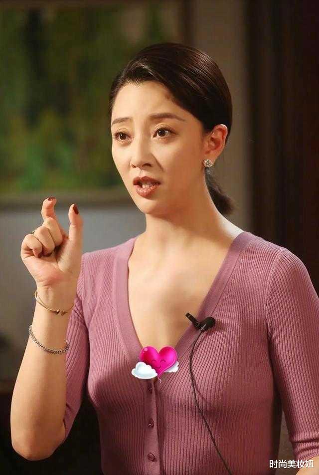 |殷桃采访造型美“爆”了,穿紫色V领针织衫配低马尾,气质高贵