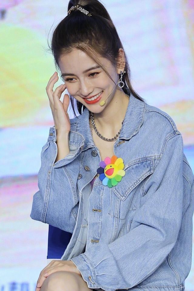 牛仔:杨颖太会穿了!一身牛仔内搭短款小背心,扎上高马尾如青春美少女