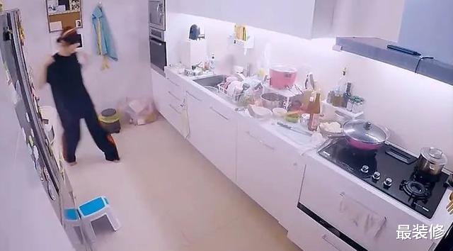 「」贾静雯家的设计风格堪称完美，客厅没有茶几，但小黑板很值得宝妈借鉴！