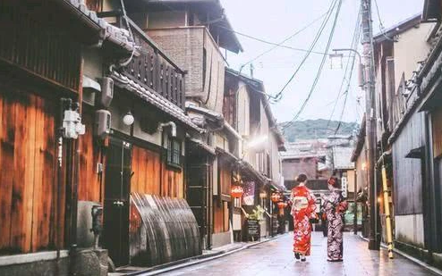 『』在日本游玩时，如果有人对你“弯食指”，导游：那你可要当心了