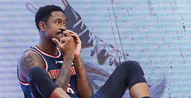 广东男篮|狂轰71+12+10，杜锋靠三巨头冲冠！复仇黑马+9连胜，广东再冲榜首