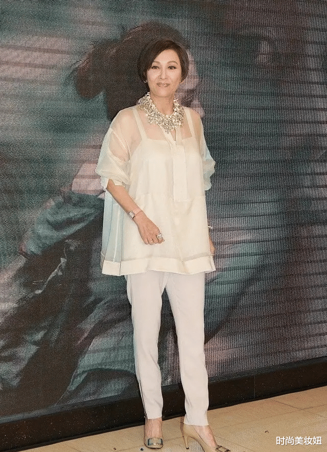 [连衣裙]周润发前妻余安安太惊艳了，穿碎花连衣裙配短发，哪敢相信61岁