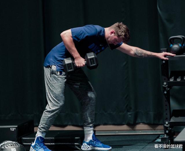 白宫幕僚长|复赛太欢乐？钓鱼睡觉打篮球！乔治和西蒙斯后，东契奇也钓上大鱼