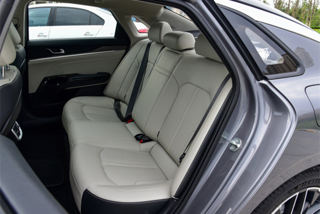 起亚K5|这才是年轻人开的车，它比奥迪气派，241马力+8AT，才16.18万