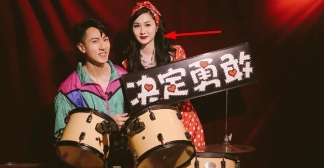 「吴尊」吴尊一家四口在家拍婚纱照，原因简单，林丽吟生图和精修图差距大