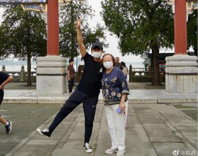 孙俪|孙俪公开送子女上学画面，邓超恋恋不舍流下老父亲的眼泪