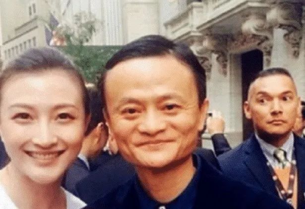 [阿里巴巴]马云刚开公司的时候, 答应前台小妹干满10年就给2亿, 她结果怎样