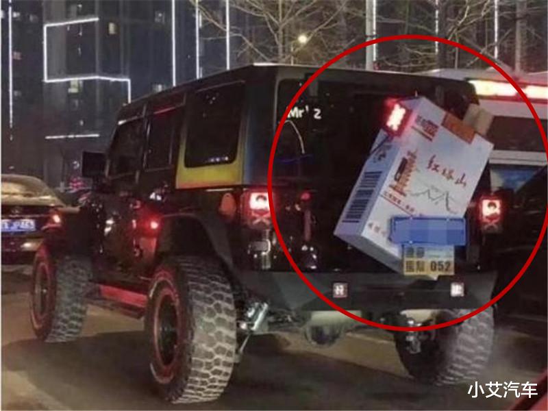 ：偶遇一台背着“红塔山”的牧马人，原因让人落泪，网友：抽根烟冷静一下！