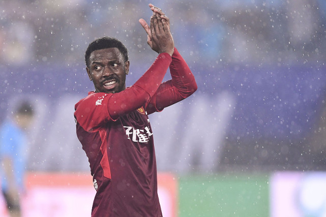 [广州恒大]吃“最贵罚单”之人独造两球，恒大2比1击败富力拿下雨中德比