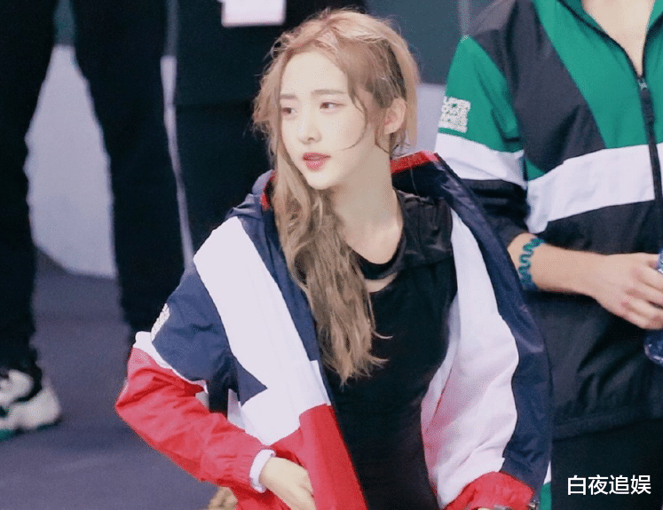 郑乃馨|郑乃馨“泳衣”被种草，正面看平平无奇，一转身才被惊艳到