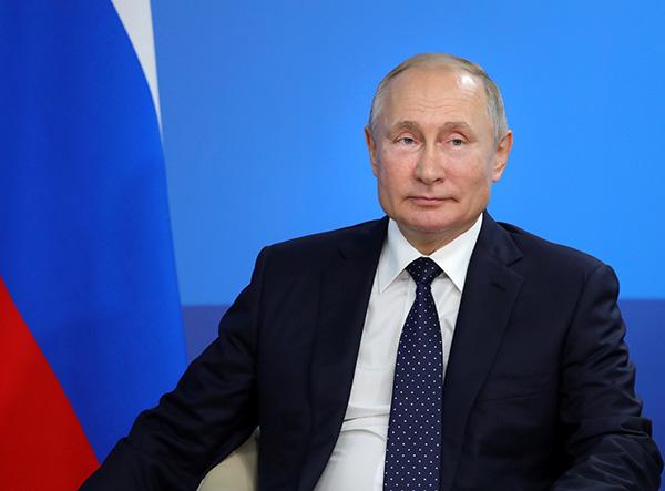 「美国」美国陷身暴乱之际，普京迈出重要一步，大批解放军已空降莫斯科