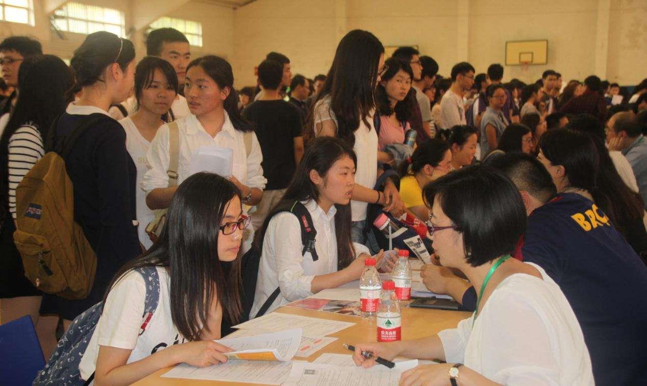 【】大学里，这些专业最容易让男生“脱单”，学姐：女生直接倒追你