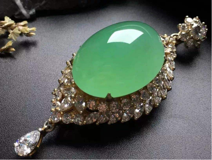 翡翠|翡翠为什么贵过和田玉，这4点原因够吗？