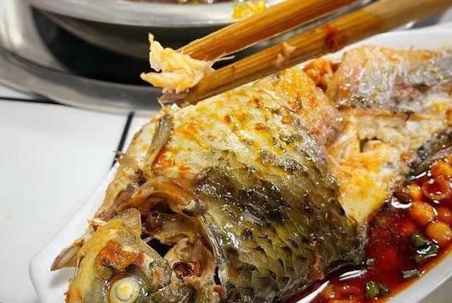 啊娇吃货美食汇 重庆藏匿在防空洞里的一家鱼庄，每天食客爆棚，凌晨依旧人气不减