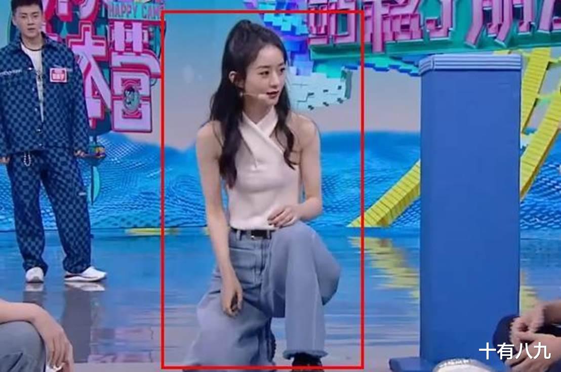 赵丽颖|迪丽热巴撞衫赵丽颖快乐大本营造型，这次明显蚂蚁腰更胜一筹