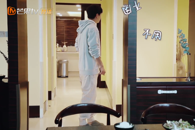 李佳航▲李佳航在家不用干家务，跟李晟分房睡，感叹做演员不够红心情焦虑