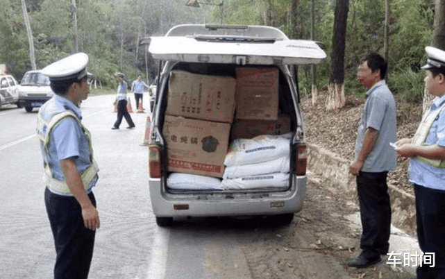 「面包车」面包车拉货不行，拉人也不行，车主怒问交警：那它能干啥？