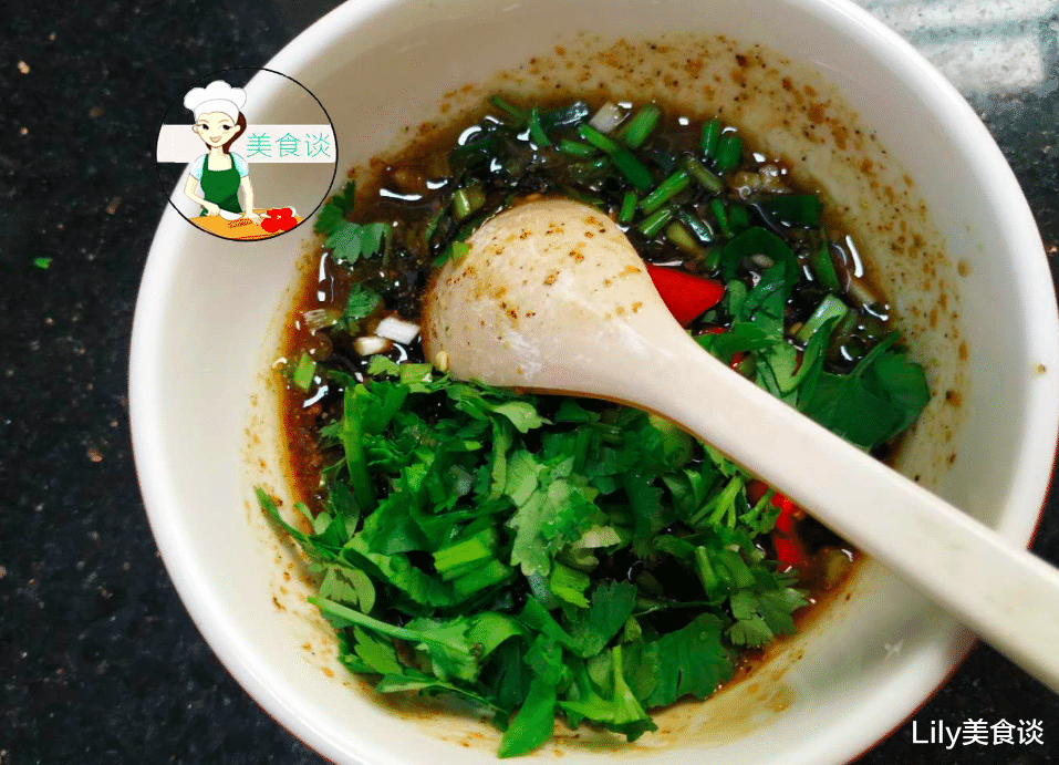 小米辣@5月，这菜是儿子的最爱，蒸一蒸拌一拌就上桌，一次吃一盘不过瘾