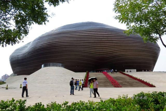 「鄂尔多斯」我国西北部的“鬼城”，吃饭还要去邻市，如今怎么样了