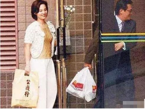 刘家良|19年前，刘家良回家被锁门外，3分钟后一男子在他家窗外坠亡