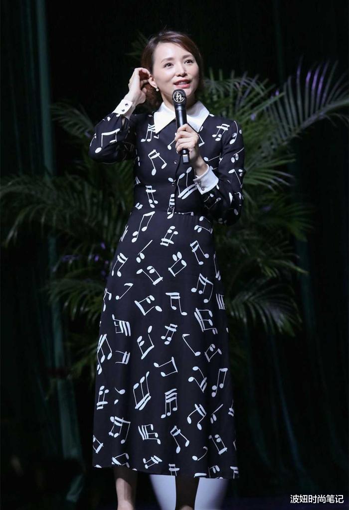 #刺绣#董卿终于换了新发型，短发微卷气质更出众，穿刺绣连衣裙美得惊艳