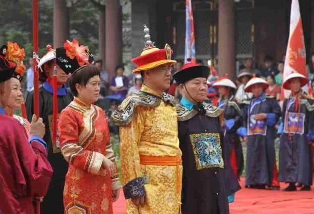 『乾隆』大叔戴乾隆扳指,价值上亿,专家劝上交,他说六个字让专家闭嘴