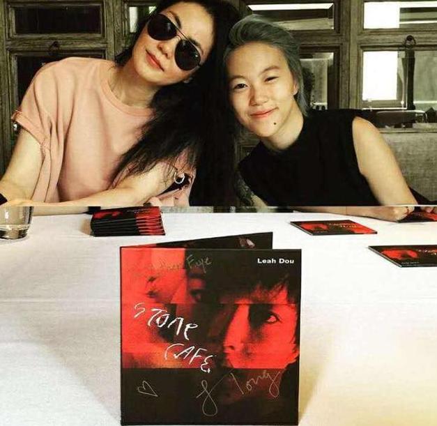 |走进王菲在北京的家，跟女儿住3层欧式别墅，平均一人住一层半