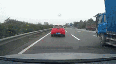 广东交警|广东情侣在高速路边做这事被逮住，交警感慨：你俩真是创造了历史