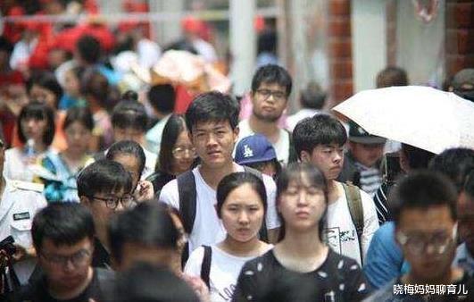 大学|儿子被大学录取全家高兴，一场新生说明会，孩子却无奈选择了复读