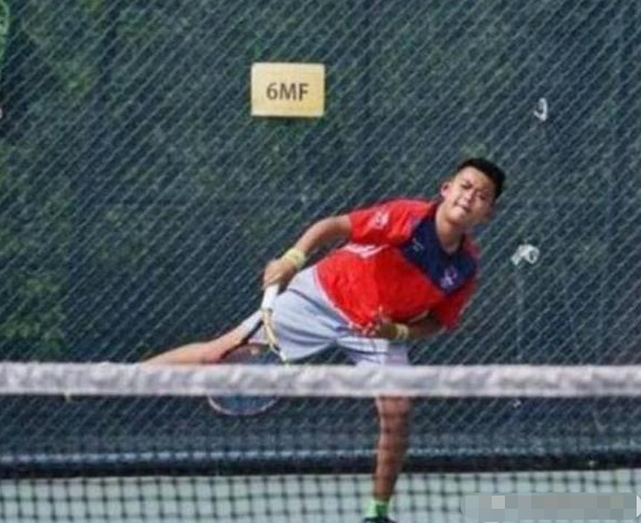 高峰|父亲是国足名将，吸毒被捕入狱，母亲是那英，15岁的他如今怎样了