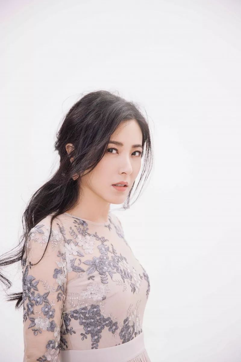 电影@她与章子怡是同学,与梅婷并称为“八大金钗”,今44岁被称为人间富贵花