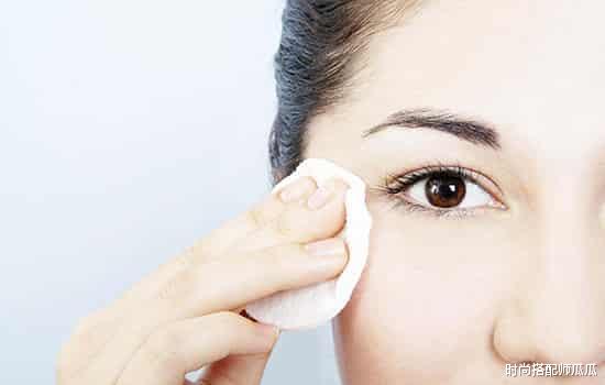 爽肤水|水和乳液，应该是“涂”还是“拍”呢？很多人不懂，难怪不够保湿