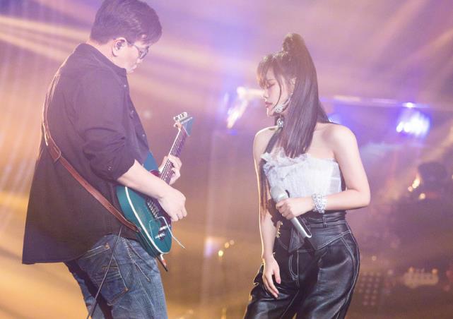 声入人心@声入人心奇袭成功，下期在线歌手必淘汰一位，官方微博暗示明显！