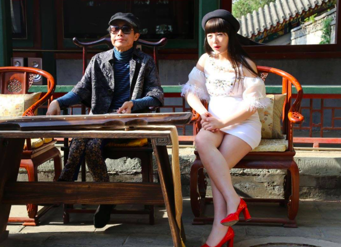 『邓建国』55岁娶小36岁嫩妻，女生刚满18岁就怀孕，如今生活如何？