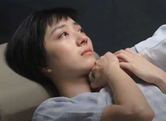 圣诞玫瑰：可怜的受害者或许才是带笑的施害者！《圣诞玫瑰》，小心带刺的诱惑