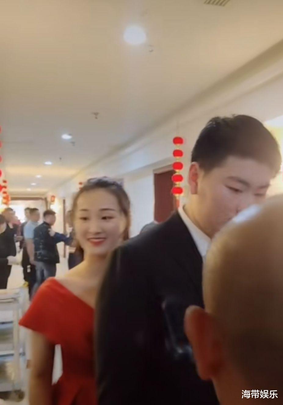 李晟|大衣哥儿子结婚,新娘颜值引热议,全家福两家父母差别大