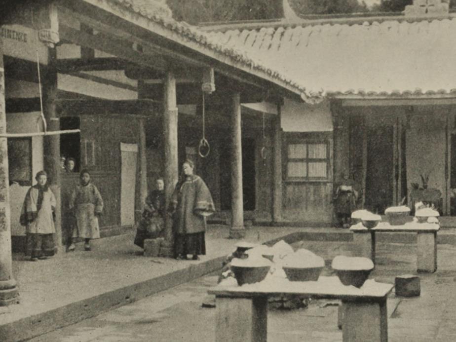 『四川省』1896年四川老照片：长江上的纤夫，大户人家的庭院与妻妾！