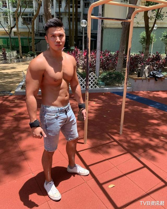 TVB@好夸张!前TVB小生大晒47吋“球状”胸肌遭网民嘲笑:该穿内衣了