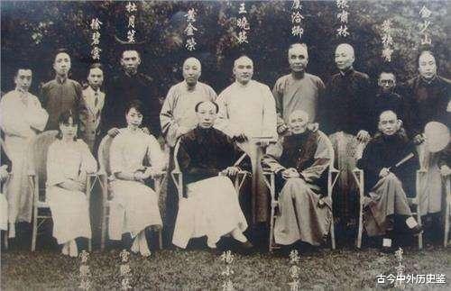 「黄金荣」她才是青帮老大,扶植起上海滩“三大亨”,活了104岁晚年凄凉