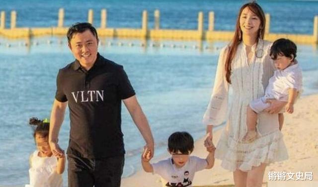 纪晓波|他从小弟混到老大，资产无数还盖皇宫，让吴佩慈生4子也不给名分