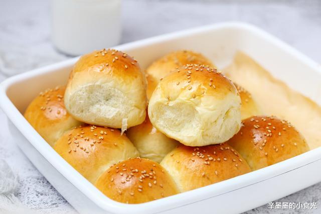 「面包」终于陪孩子结束一周的网课，烤盘豆沙面包当早餐，软噗噗香甜美味